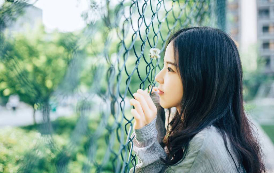 看人挑担不吃力：别人养父母，如何养都是不孝;都做的没自己好。